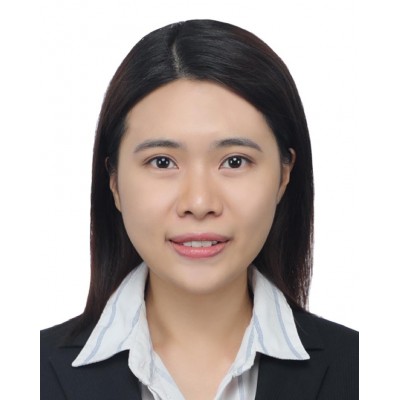 何嘉翹 女士 - 理事